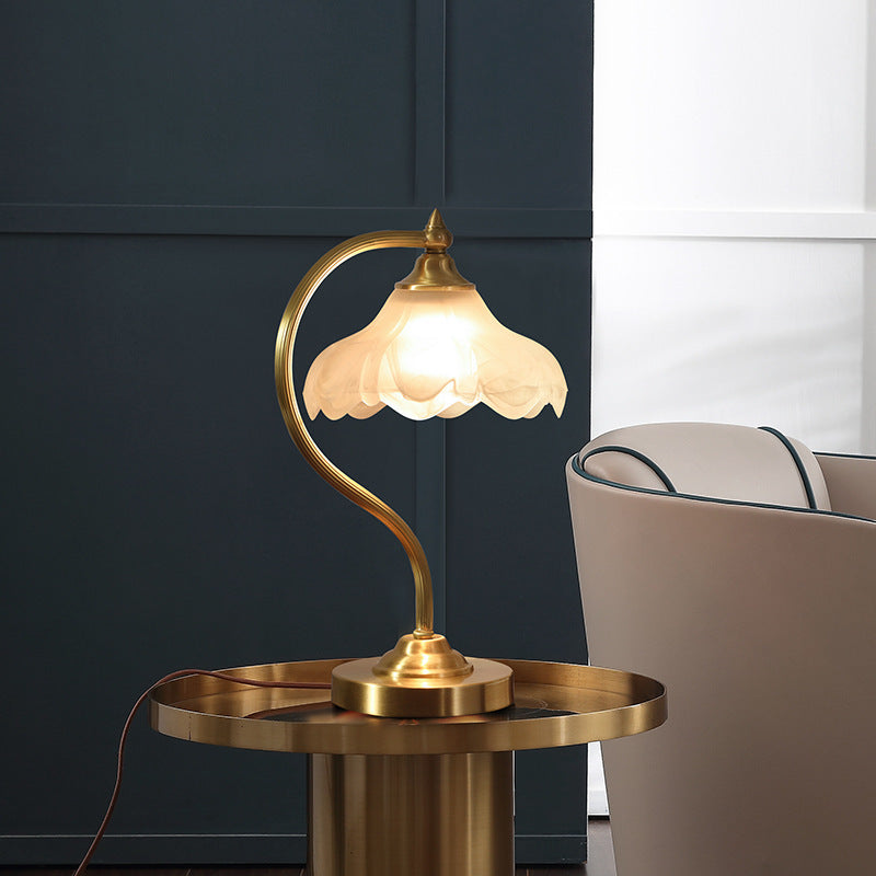Lámpara de Mesa para Dormitorio – Iluminación Cálida y Elegante
