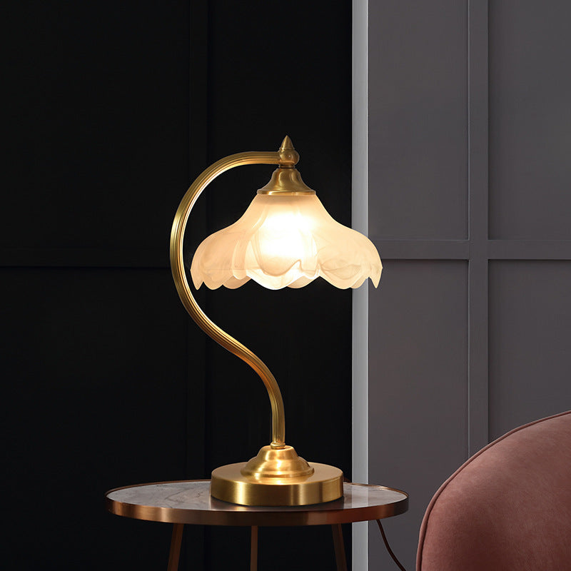 Lámpara de Mesa para Dormitorio – Iluminación Cálida y Elegante